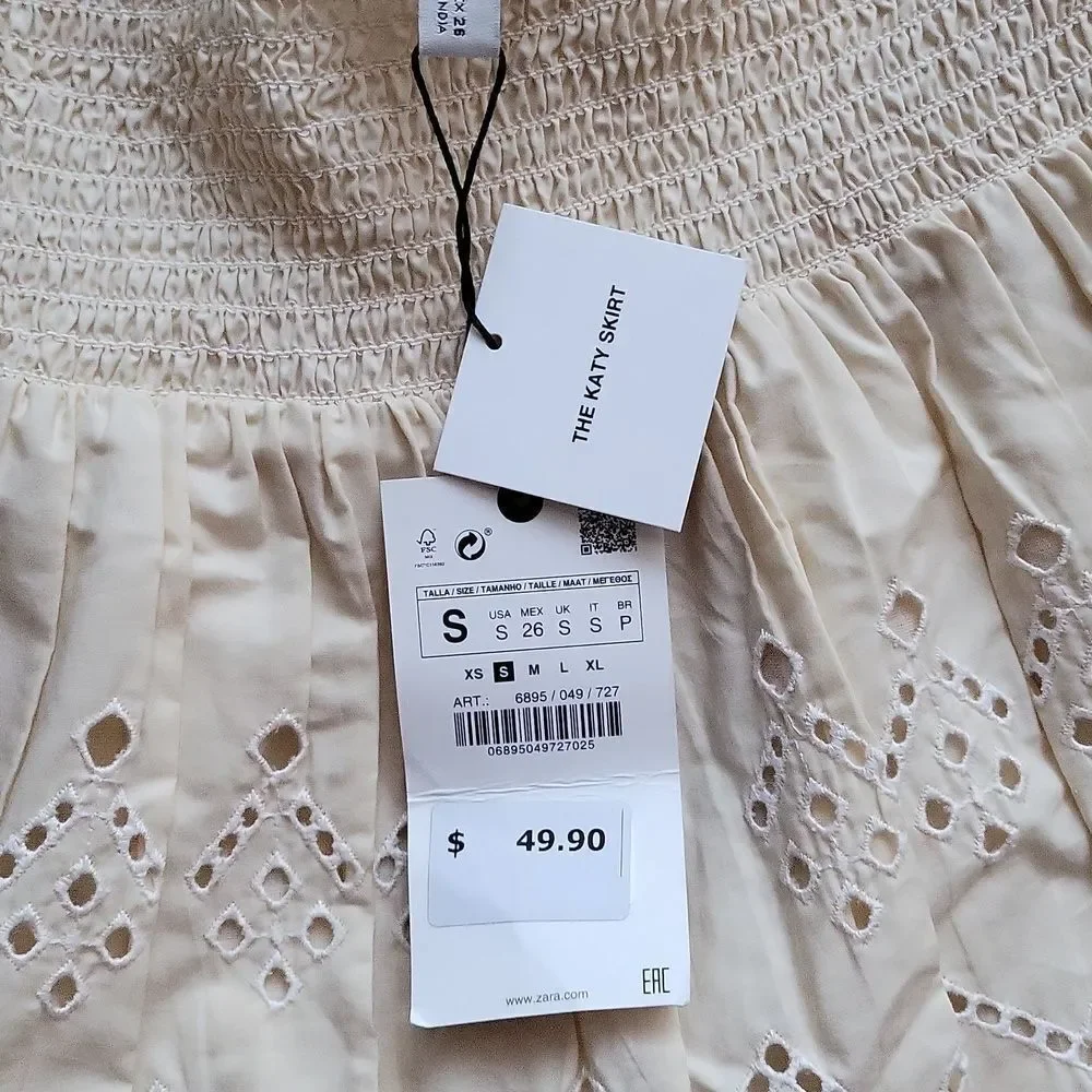 ZARA Adorable Cream Lace Skirt.‎ Size S